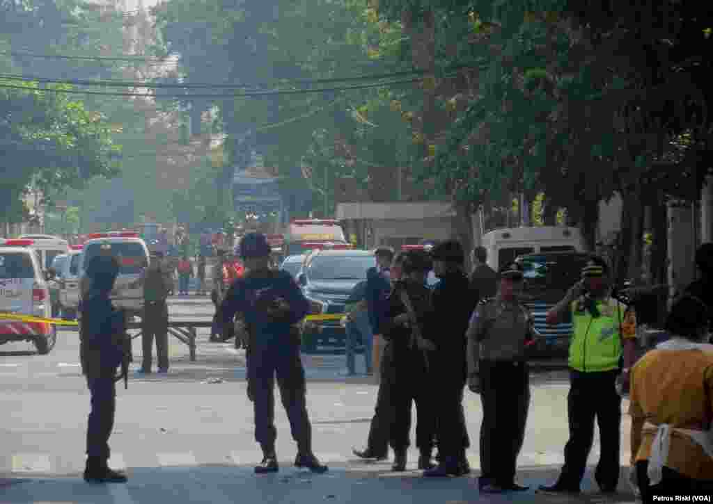 Pengamanan polisi di lokasi kejadian di depan Geraja Katolik Santa Maria Tak Bercela, Ngagel, Surabaya (foto: VOA/Petrus Riski)