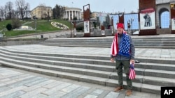 Esta fotografía proporcionada por Hédi Aouidj muestra a Ryan Routh, sospechoso del aparente intento de asesinato del candidato presidencial republicano y expresidente Donald Trump, en Maidan, Ucrania, el 10 de abril de 2024. [Foto: Archivo/Hédi Aouidj vía AP]