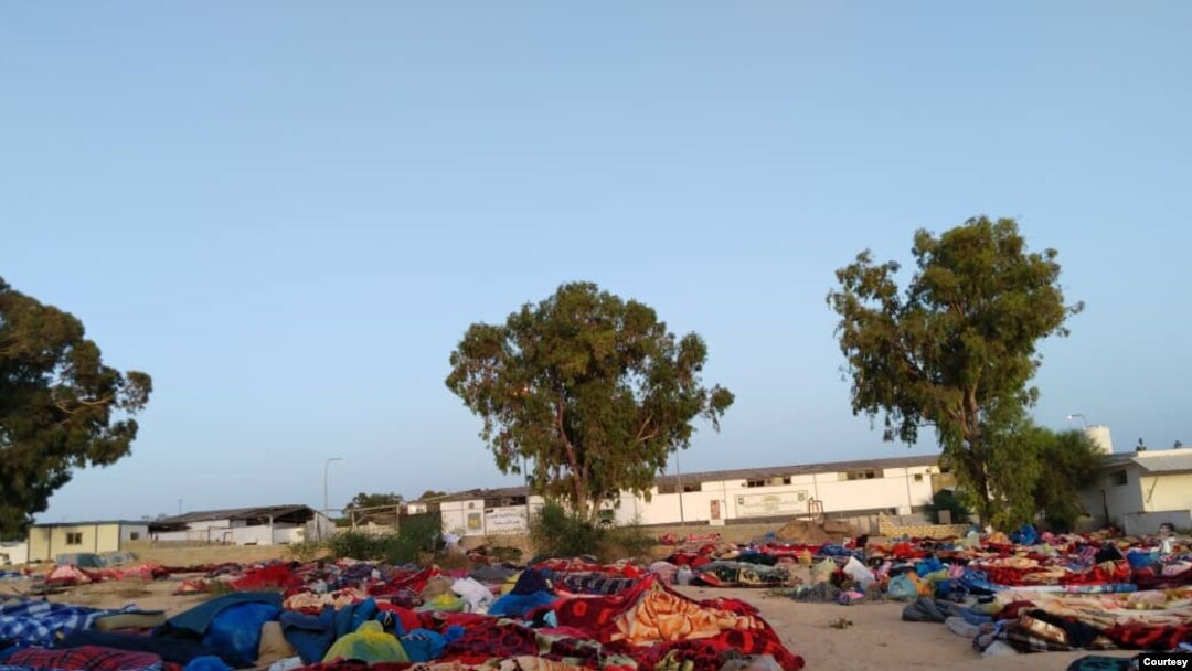 Sisa bangunan pusat penahanan tampak rapuh setelah pemboman dan lima hari kemudian, para migran tidur di luar, tampak dalam foto yang dikirim ke VOA, 7 Juli 2019 di Tripoli, Libya.
