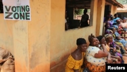 Des habitants attendent pour voter dans un bureau de vote dans l'État d'Anambra, Nigeria, le 6 février 2010.