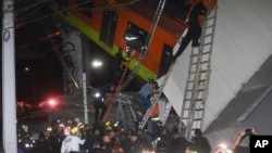 میکسیکو سٹی میں سب وے ٹرین کو پیش آنے والے حادثے کے بعد، امدادی کارکن زخمیوں کی مدد کر رہے ہیں۔ مئی 3، 2021 