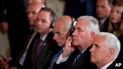 À gauche, le conseiller Jared Kushner, H.R. McMaster, le chef des employés Reince Priebus, le secrétaire à la sécurité nationale John Kelly, le secrétaire d'État Rex Tillerson, et le vice-président Mike Pence participent à une conférence à la Maison-Blanche, le 18 mai 2017.