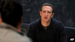 លោក Mark Zuckerberg ជួប​ជាមួយ​នឹង​ក្រុម​សហគ្រិន និង​អ្នក​ច្នៃ​ប្រឌិត​ នៅ​ក្នុង​ក្រុង St. Louis កាលពី​ថ្ងៃទី៩ ខែវិច្ឆិកា ឆ្នាំ២០១៨។