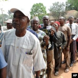 Voters queue to cast their vote during the governorship election at Ekulobia district in Anambra State, Nigeria, 06 Feb 2010