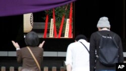 Persembahan PM Jepang Shinzo Abe di Tugu Yasukuni, Tokyo (Foto: dok). 