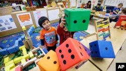 Des enfants d'âge préscolaire jouent au centre d'apprentissage Creative Kids à Seattle, le 12 février 2016. 