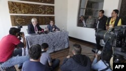 El ex juez español Baltasar Garzón (I) y el ecuatoriano Carlos Poveda, abogados del australiano Julian Assange, fundador de WikiLeaks, se preparan para una conferencia de prensa en Quito, el 19 de octubre de 2018.