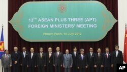  ASEAN countries' foreign ministers pose during a photo session at the 45th Association of Foreign Ministers' Plus Three Meeting in Phnom Penh, Cambodia, July 10, 2012. . 