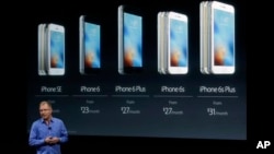 Greg Joswiak, vice president of iOS, iPad and iPhone product marketing, announces the new iPhone SE at Apple headquarters Monday, March 21, 2016, in Cupertino, Calif. (AP Photo/Marcio Jose Sanchez)