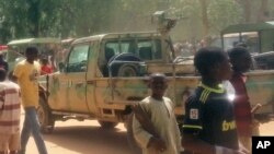 Mutane sunyi dafifi kewaye da inda boma-bomai suka tashi a Maiduguri, ranar 14 ga watan Maris 2014.