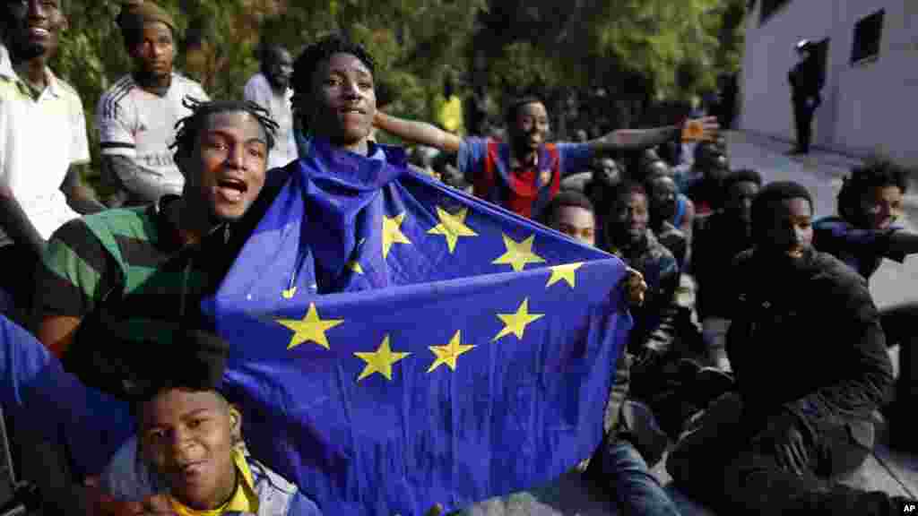 Un migrant tient en main un drapeau de l&#39;Union européenne, Ceuta, &nbsp;Espagne, le 17 février 2017.