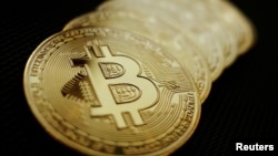 Rupa mata uang kripto Bitcoin terlihat pada gambar ilustrasi yang diambil 7 Juni 2021. Majelis Ulama Indonesia menyatakan bahwa Bitcoin dan mata uang kripto lainnya dilarang berdasarkan hukum Islam dan tidak boleh diperdagangkan di Tanah Air. (Foto: REUTERS/Edgar Su)