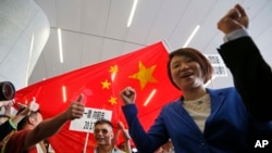 Vị nữ chủ tịch mới của đảng thân Bắc Kinh lớn nhất, bà Starry Lee, đã từ chức khỏi Hội đồng Quản trị của Hành chánh Trưởng Quan Lương, là cơ quan hàng đầu định ra chính sách ở Hồng Kông.