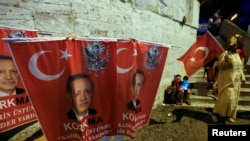 Banner dengan foto Presiden Turki Tayyip Erdogan di Istanbul, Turki, 21 Juli 2016. 