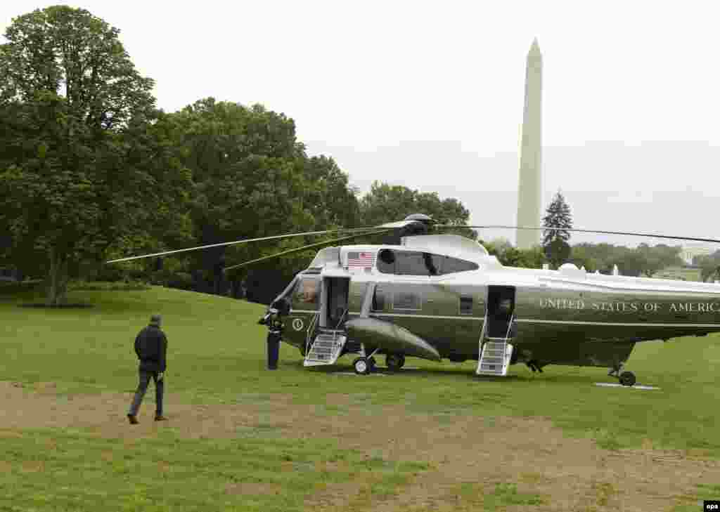 Tổng thống Obama bước tới chiếc trực thăng Marine One đỗ trong khuôn viên Nhà Trắng để bay tới Căn cứ Không quân Andrews ở tiểu bang Maryland, nơi chiếc chuyên cơ Air Force One chờ sẵn, hôm 21/5.