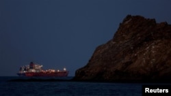 미국·이스라엘과 이란 간의 갈등 속에 호르무즈 해협의 통행량이 감소한 가운데, 3월 10일 오만 무스카트에서 칼리스토(The Callisto) 유조선이 정박해 있다.