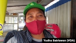 Fenomena buruh gendong di pasar-pasar tradisional di Solo dan banyak kota lain di Indonesia. (Foto: VOA/Yudha Satriawan)