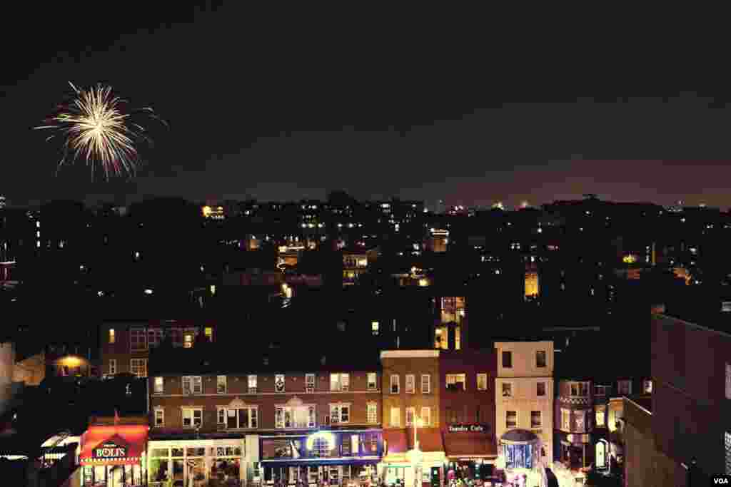 Fireworks behind a busy street in the Adams Morgan district of Washington, 2011. (Alison Klein/VOA)