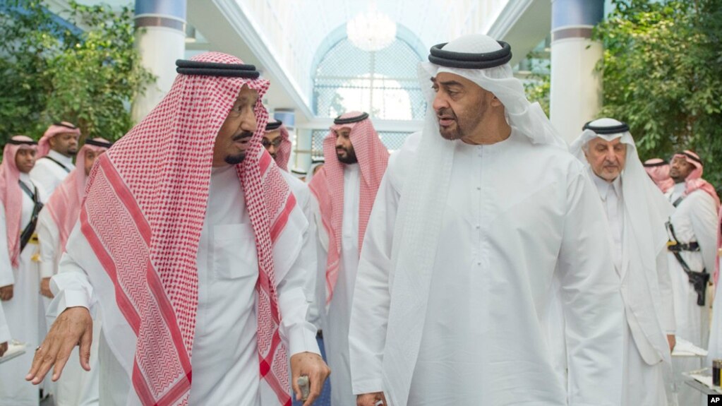 Mfalme wa Saudi Arabia Salman bin Abdulaziz Al Saud, kushoto, akiongea na Sheikh Mohammed bin Zayed Al Nahyan, Mtawala wa Abu Dhabi na naibu mkuu wa majeshi wa UAE walipokutana Jiddah Saudi Arabia.