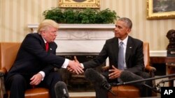 Le président sortant des Etats-Unis Barack Obama serre la main de son successeur, le président élu Donald Trump au bureau ovale de la Maison Blanche à Washington, jeudi 10 novembre 2016. 