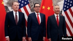 美國財政部長姆努欽(中)、美國貿易代表萊特希澤(左)與中國副總理劉鶴在北京釣魚台國賓館舉行美中貿易談判前合影(2019年5月1日)
