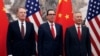 Phó Thủ tướng Trung Quốc, Lưu Hạc (phải) chụp hình lưu niệm với Bộ trưởng Tài chính Hoa Kỳ, Steven Mnuchin (giữa) và Đại diện thương mại Mỹ Robert Lighthizer (trái) trước cuộc đàm phán thương mại ở Bắc Kinh ngày 1/5/2019.