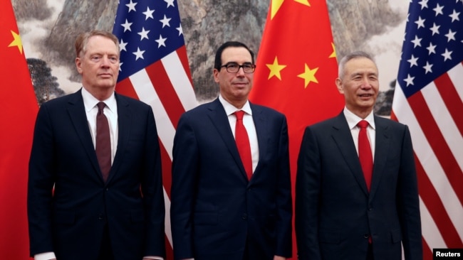 中国副总理刘鹤(中)与美国贸易代表莱特希泽、美国财长姆努钦在北京钓鱼台国宾馆举行会晤。(2019年5月1日）