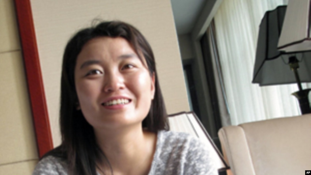 白一彤在榆林市记者下榻的酒店接受采访