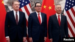 美国财政部长姆努钦(中)、美国贸易代表莱特希泽(左)与中国副总理刘鹤在北京钓鱼台国宾馆举行美中贸易谈判前合影(2019年5月1日)