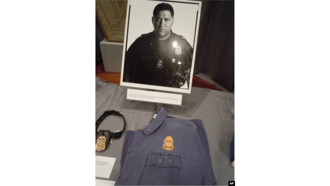Image of first responder Isaac Ho‘opi‘i, who is credited with saving many lives at the Pentagon. The photo of Ho‘opi‘i is taken by Richard Avedon.