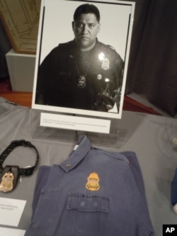 Image of first responder Isaac Ho‘opi‘i, who is credited with saving many lives at the Pentagon. The photo of Ho‘opi‘i is taken by Richard Avedon.