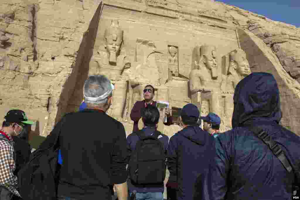 Brojni domaći i strani turisti jutros su se okupili kod hrama Abu Simbel kako bi prisustvovali fenomenu prodiranja sunčevih zraka duboko u hram i obasjavanje statua faraona Ramzesa II, kao i statue Amona i Raa, dok četvrti Ptaha ostaje uvek u tami jer predstavlja božanstvo podzemnog sveta.