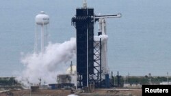 Tên lửa Falcon 9 của công ty SpaceX trên giàn phóng ở Trung tâm Không gian Kennedy của NASA tại Cape Canaveral, Florida, ngày 27/5/2020.