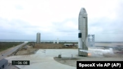 Kendaraan antariksa "Starship" setelah uji coba terbang di Boca Chica, Texas, Rabu, 5 Mei 2021. (SpaceX via AP)
