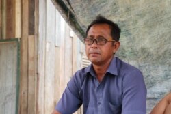 Som Sarith, a 60-year old tuk-tuk driver, is also struggling to put food on the table while trying to pay off his debt, Kien Svay district, Kandal province, Cambodia, April 12, 2020. (Phorn Bopha/VOA Khmer)