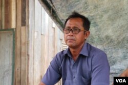 លោក សំ សារិទ្ធ ដែលប្រកបរបររត់រ៉ឺម៉កកង់បី រស់នៅក្នុងស្រុកកៀនស្វាយ ខេត្តកណ្តាលជាមួយក្រុមគ្រួសារ។ លោកថា លោកកំពុងតែជួបការលំបាកក្នុងការរកប្រាក់សងទៅធនាគារដោយសារការរីរាលដាលនៃជំងឺកូវីដ១៩។ (ផន បុប្ផា/VOA )