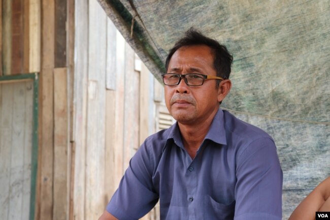 លោក សំ សារិទ្ធ ដែលប្រកបរបររត់រ៉ឺម៉កកង់បី រស់នៅក្នុងស្រុកកៀនស្វាយ ខេត្តកណ្តាលជាមួយក្រុមគ្រួសារ។ លោកថា លោកកំពុងតែជួបការលំបាកក្នុងការរកប្រាក់សងទៅធនាគារដោយសារការរីរាលដាលនៃជំងឺកូវីដ១៩។ (ផន បុប្ផា/VOA )