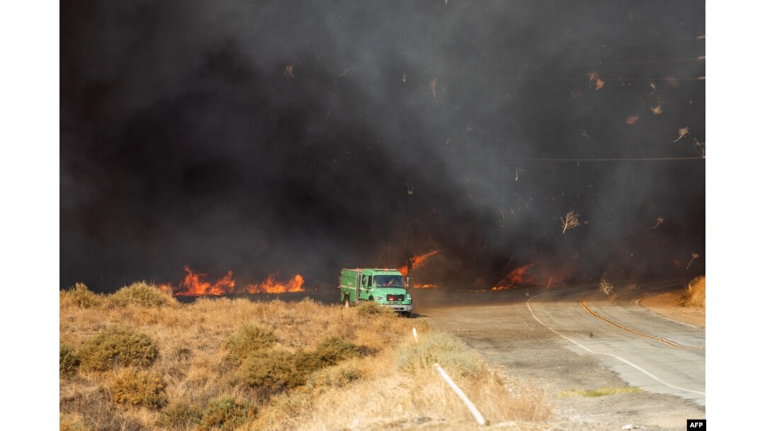 Vatrogasni kamion u okolini jezera Castaic. (Foto: Apu Gome /AFP)