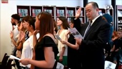 VOA英语视频: 预防新冠 美国新公民宣誓入籍采用得来速模式