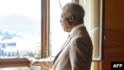 Kofi Annan, envoyé de l'ONU et de la Ligue arabe, regarde par une fenêtre avant une réunion à son bureau des bureaux des Nations Unies à Genève, 20 juillet 2012.