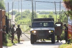 북한의 남북한공동연락사무소 폭파와 군사 움직임으로 남북한 긴장이 고조된 가운데, 19일 비무장지대에 인접한 파주에서 한국 군인들이 검문소를 지키고 있다.