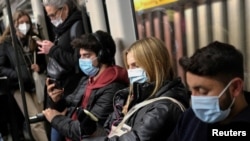 مسافران با ماسک در مترو بارسلون، اسپانیا - آرشیو