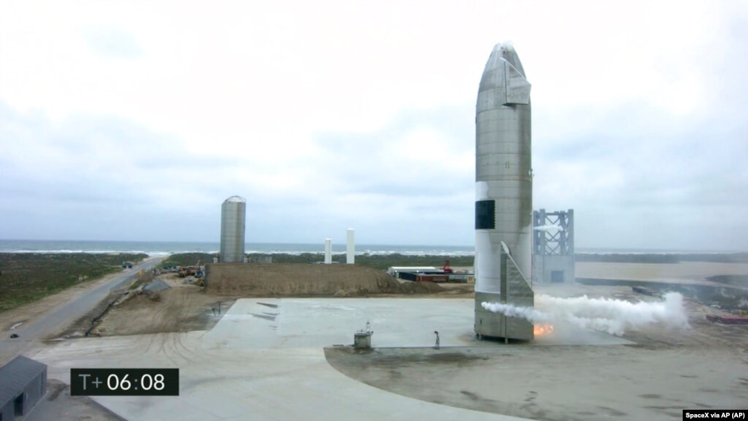 Kendaraan antariksa "Starship" setelah uji coba terbang di Boca Chica, Texas, Rabu, 5 Mei 2021. (SpaceX via AP)
