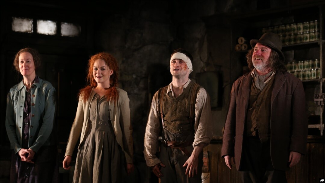 Daniel Radcliffe (ketiga dari kiri), pemeran Harry Potter, bersama para pemeran lainnya dalam pembukaan pementasan drama "The Cripple of Inishmaan" on 20 April 2014, di New York.