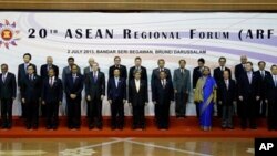 Perwakilan masing-masing negara yang menghadiri ASEAN Regional Forum (ARF) ke-20, berfoto bersama sesaat sebelum dimulainya pertemuan tersebut di Bandar Seri Begawan, Brunei, 2 Juli 2, 2013. (Foto: dok). Sengketa teritorial Laut China Selatan diperkirakan akan menjadi pokok pembicaraan dalam pertemuan menteri-menteri pertahanan ASEAN hari ini di Brunei (28/8).