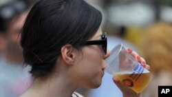 最新的一项研究表明，美国女性的饮酒量直追男性