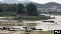 FILE - Riverside restaurants and boat tours at Myitsone where the Mali Hka and Mai Hka rivers form the Irawaddy River, March 31, 2012. (D. Schearf/VOA)