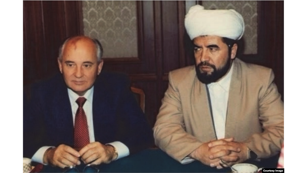 O'rta Osiyo va Qozog'iston musulmonlari diniy idorasi raisi Muhammad Sodiq Muhammad Yusuf (o'ngda) Sovet Ittifoqining so'nggi rahbari Mixail Gorbachyov bilan, 1990-yil.