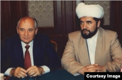 O'rta Osiyo va Qozog'iston musulmonlari diniy idorasi raisi Muhammad Sodiq Muhammad Yusuf (o'ngda) Sovet Ittifoqining so'nggi rahbari Mixail Gorbachyov bilan, 1990-yil.