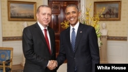 Presiden AS Barack Obama (kanan) saat menerima Presiden Turki Recep Tayyip Erdoğan di Gedung Putih, 31 Maret lalu (foto: dok).